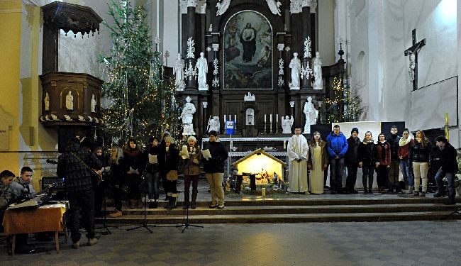 Młodzież z Liceum Ogólnokształcącego im. Piotra Skargi przedstawiła "Krótką przypowieść na Boże Narodzenie"