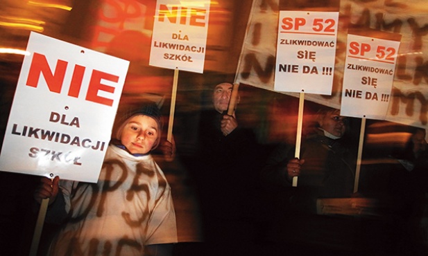  Krakowskie protesty przeciw zamykaniu szkół. Być może by ich nie było, gdyby samorząd nie musiał wydawać milionów na urlopy  dla podratowania zdrowia nauczycieli i dotacje dla wirtualnych placówek  dla dorosłych