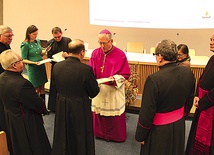  Arcybiskup Skworc wręcza dekrety członkom komisji