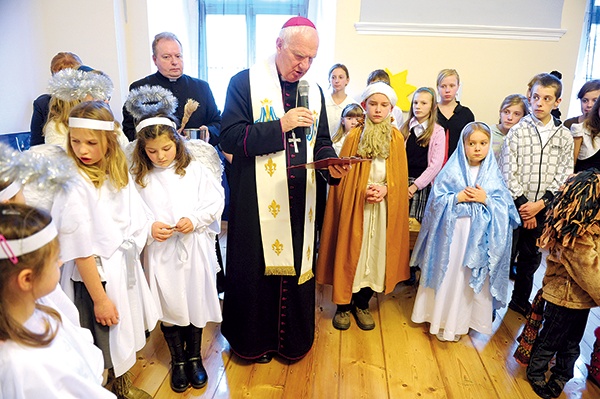  Biskup Ignacy Dec w otoczeniu dzieci z Katolickiej Szkoły Podstawowej Caritas w Wirach podczas poświęcenia Centrum Charytatywnego