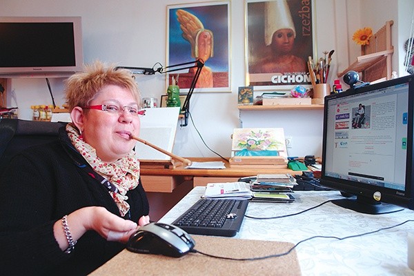 Katarzyna Warachim do pisania na klawiaturze używa zrobionego z bambusa patyczka, który trzyma w ustach