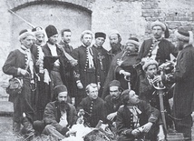  1863 r. Żuawi śmierci w Krakowie. Pierwszy od lewej stoi płk F. Rochebrune. Rekrutowani pod Wawelem, tworzyli doborowe oddziały powstańcze