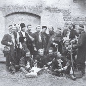  1863 r. Żuawi śmierci w Krakowie. Pierwszy od lewej stoi płk F. Rochebrune. Rekrutowani pod Wawelem, tworzyli doborowe oddziały powstańcze
