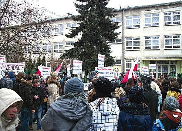  Protest w obronie przeznaczonego przez władze miasta do likwidacji Gimnazjum nr 21 na os. Podwawelskim
