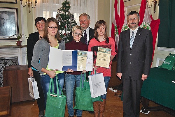  Przyznanie tytułu Najlepszego Klubu Turystyczno- -Krajoznawczego. Delegacja SKKT PTTK Ostrowy z nagrodami