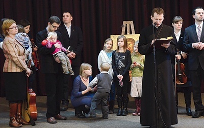 Ks. Piotr Drozd, moderator Ruchu, z rodzinami z Domowego Kościoła