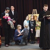  Ks. Piotr Drozd, moderator Ruchu, z rodzinami z Domowego Kościoła