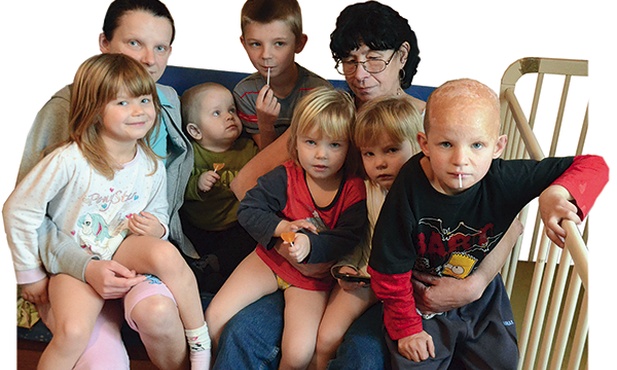 Dzieci zostają z mamą i ciocią Elą,  (po prawej),  gdy tata szuka pracy