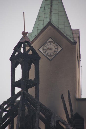 Msza św. przy spalonym kościele
