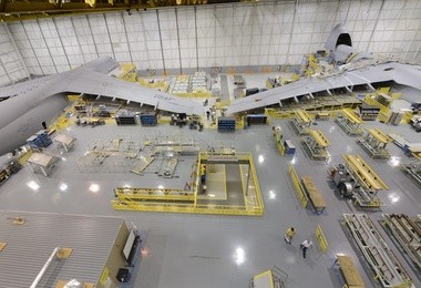 Transportowiec C-5 w hali wytwórni Lockheed Martin