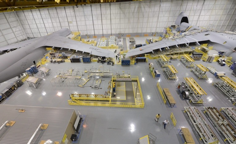 Transportowiec C-5 w hali wytwórni Lockheed Martin