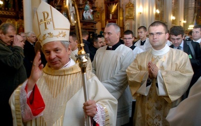 Bp Henryk Tomasik udziela błogosławieństwa po uroczystym ingresie do radomskiej katedry 