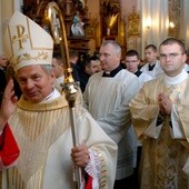 Bp Henryk Tomasik udziela błogosławieństwa po uroczystym ingresie do radomskiej katedry 