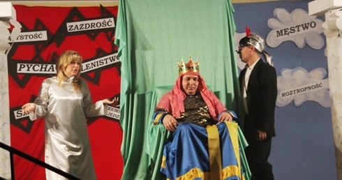 Anioł i diabeł stoczyli na scenie wielki bój o każdego człowieka...