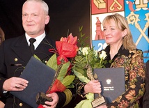  Tegoroczne Koniki odebrali Tomasz Bobin, dyrektor Urzędu Morskiego w Słupsku,  oraz Małgorzata Szmidt, terapeutka specjalna