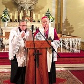  Biskupi Tadeusz Rakoczy  i Paweł Anweiler wspólnie pobłogosławili uczestników nabożeństwa ekumenicznego w ewangelicko-augsburskim kościele Zbawiciela  w Bielsku-Białej
