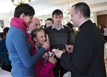  Rodziny stypendystów składały życzenia także ks. dr. Stanisławowi Lubaszce, diecezjalnemu koordynatorowi fundacji przyznających stypendia młodzieży