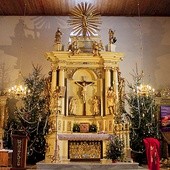 W kościele znajduje się piękny zabytkowy ołtarz 