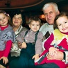  Wspólnie z trójką swoich wnuków, a mają jeszcze dwójkę młodszych, świętowali Alicja i Czesław Kownaccy ze Skwierzyny