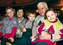  Wspólnie z trójką swoich wnuków, a mają jeszcze dwójkę młodszych, świętowali Alicja i Czesław Kownaccy ze Skwierzyny