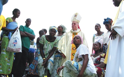  – W Kościele świętym w Afryce widzę wielką nadzieję odrodzenia wiary katolickiej w świecie  – mówi bp Paweł Socha. Na zdjęciu: wśród wiernych na wyspie Boulay