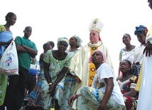 – W Kościele świętym w Afryce widzę wielką nadzieję odrodzenia wiary katolickiej w świecie  – mówi bp Paweł Socha. Na zdjęciu: wśród wiernych na wyspie Boulay