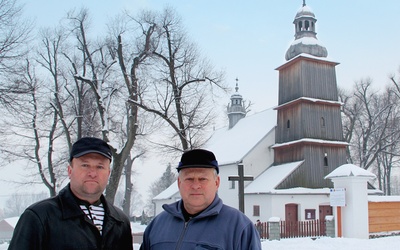  Grzegorz Średniawa i Kazimierz Świerczek z rady parafialnej przyznają, że sporo robi się w parafii inwestycji, bo wspólnocie na tym po prostu zależy