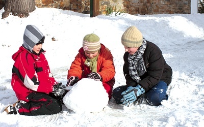  Śnieżna zima ułatwia aktywne przeżywanie ferii, ale można zapoznać się również z innymi propozycjami 