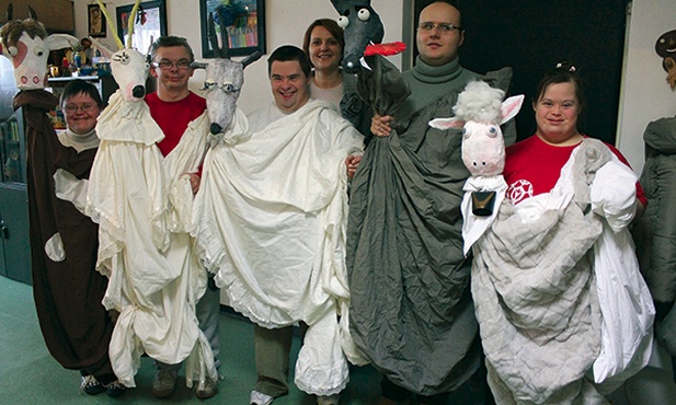  Aktorzy z kukiełkami ze zwycięskiego spektaklu „Koza, kózka, wilk”