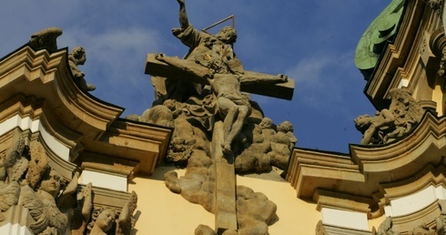 Zwieńczenie frontu bazyliki mniejszej w Krzeszowie