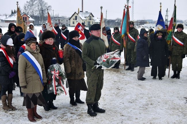 Poczty sztandarowe, kombatanci, szkolna młodzież, duchowni, przedstawiciele instytucji oraz delegacje władz miasta i powiatu uczcili pamięć ofiar zbrodni sprzed 68 lat