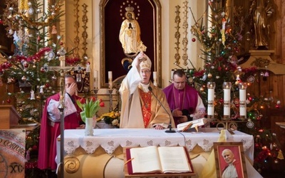 Bp Piotr Libera udzielił błogosławieństwa relikwiami bł. Jana Pawła II