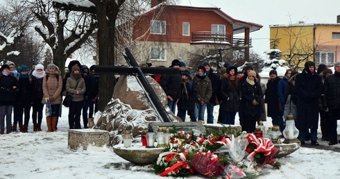 Miejsce straceń Powstańców Styczniowych znajduje się przy skrzyżowaniu ulic Piotrkowskiej i Partyzantów 