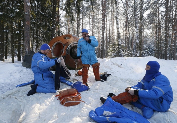 Astronauci na śniegu