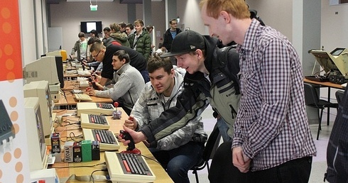 Studenci przed komputerowymi zabytkami