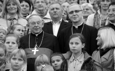 Pamiątkowe zdjęcie z kard. Józefem Glempem i bp. Piotrem Liberą parafian od św. Maksymiliana Kolbego w Płońsku z października 2011 r.