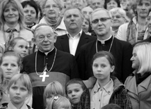 Pamiątkowe zdjęcie z kard. Józefem Glempem i bp. Piotrem Liberą parafian od św. Maksymiliana Kolbego w Płońsku z października 2011 r.