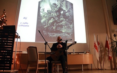 Andrzej Kołakowski w okresie PRL był aktywnym działaczem opozycji. Dzisiaj wykłada na Uniwersytecie Gdańskim. Jest również autorem i wykonawcą poezji śpiewanej 