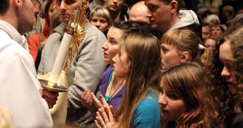 Tłumy wiernych na Tyskim Wieczorze Uwielbienia