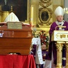 Msza przy trumnie Prymasa w bazylice świętokrzyskiej