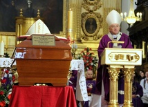 Msza przy trumnie Prymasa w bazylice świętokrzyskiej