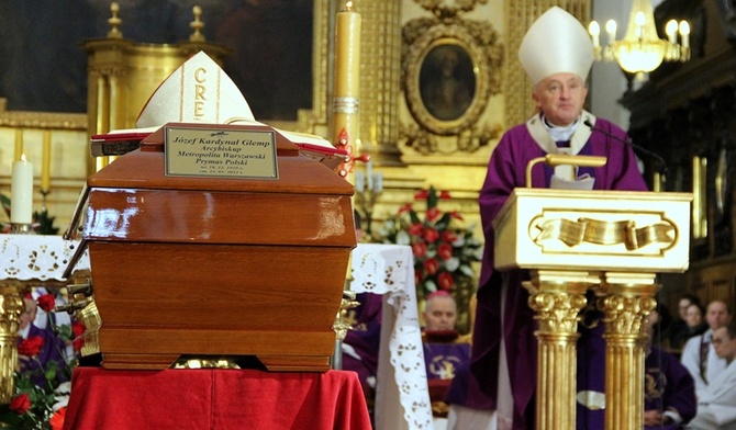 Msza przy trumnie Prymasa w bazylice świętokrzyskiej