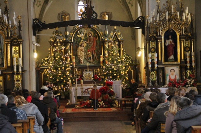 Przedszkolaki śpiewają kolędy