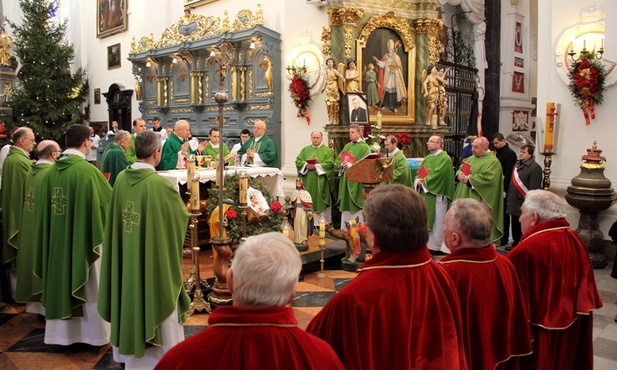 W Mszy św. w intencji śp. Prymasa Józefa Glempa wzięli udział biskupi łowiccy, duchowieństwo, siostry zakonne oraz świeccy wraz z członkami Konfraterni św. Wiktorii