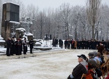 Modlitwa w Birkenau z udziałem duchownych różnych religii