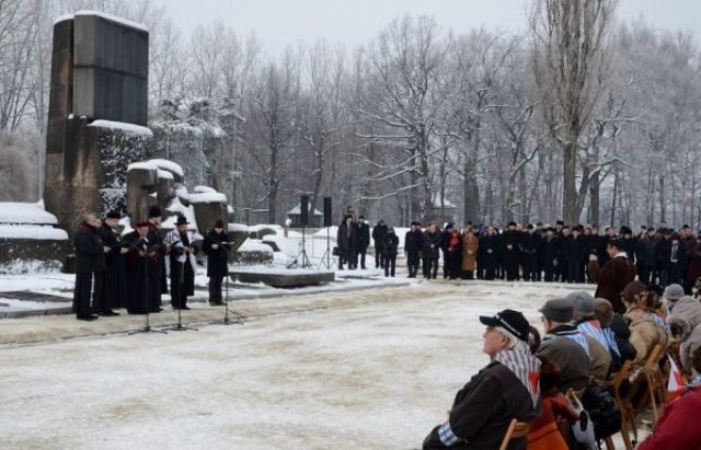 Modlitwa w Birkenau z udziałem duchownych różnych religii