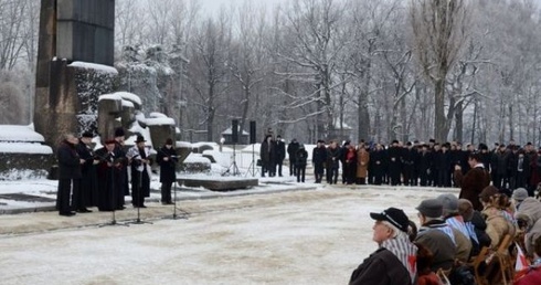 Modlitwa w Birkenau z udziałem duchownych różnych religii
