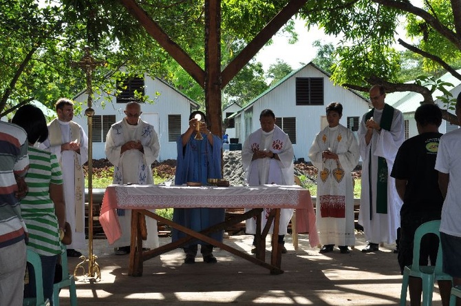 Domy dla ofiar tajfunu na Filipinach