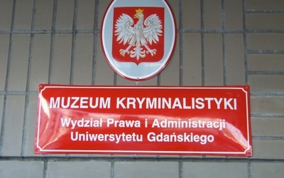 Muzeum Kryminalistyki znajduje się na pierwszym piętrze budynku Wydziału Prawa i Administracji w kampusie Uniwersytetu Gdańskiego