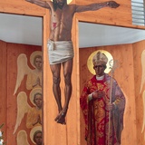 W parafialnym kościele  św. Stanisława BM artysta modli się często przed namalowanym przez siebie krucyfiksem